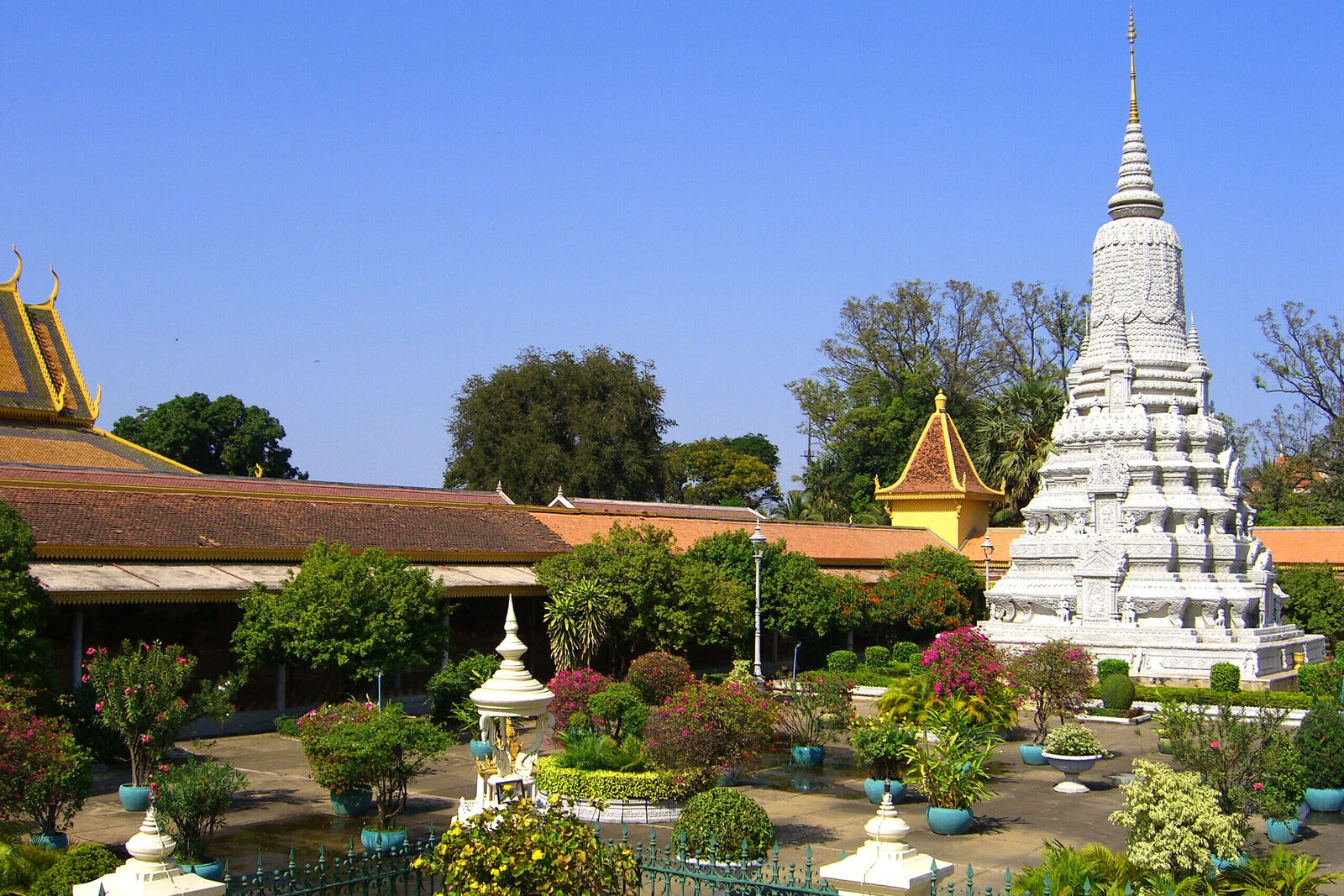 Mare Kambodscha Reisen, Andres Vainumäe, Christine Salten, Asien, Kambodscha, Thailand, Vietnam, Gruppenreisen, Individualreisen, Badeurlaub, Wellnesstempel, Cambodia, Khmer, Angkor Wat, Phnom Penh, Tonle Sap, Siem Reap, Sihanoukville, Battambang, Wat Ek Phnom, Tempelberg Wat Phnom, Unabhaenigkeitsdenkmal, Apsaratänze, tropische Strände, Elefantenausritt, Schnorcheln, Tuk-Tuk fahren, Rikscha fahren, fritierte Höhlenspinnen, Würgefeige, Reisfelder, Ananasplantage, schwimmende Dörfer, Flusskreuzfahrt, Bambusbahn, Wasserfest, Tempelruinen, Stupas, Udong, Dschungel, Canadia-Tower, Buddhas
