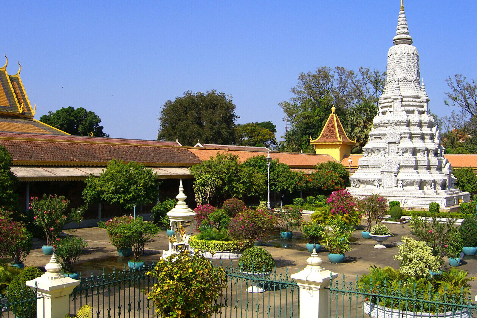 Mare Kambodscha Reisen, Andres Vainumäe, Christine Salten, Asien, Kambodscha, Thailand, Vietnam, Gruppenreisen, Individualreisen, Badeurlaub, Wellnesstempel, Cambodia, Khmer, Angkor Wat, Phnom Penh, Tonle Sap, Siem Reap, Sihanoukville, Battambang, Wat Ek Phnom, Tempelberg Wat Phnom, Unabhaenigkeitsdenkmal, Apsaratänze, tropische Strände, Elefantenausritt, Schnorcheln, Tuk-Tuk fahren, Rikscha fahren, fritierte Höhlenspinnen, Würgefeige, Reisfelder, Ananasplantage, schwimmende Dörfer, Flusskreuzfahrt, Bambusbahn, Wasserfest, Tempelruinen, Stupas, Udong, Dschungel, Canadia-Tower, Buddhas