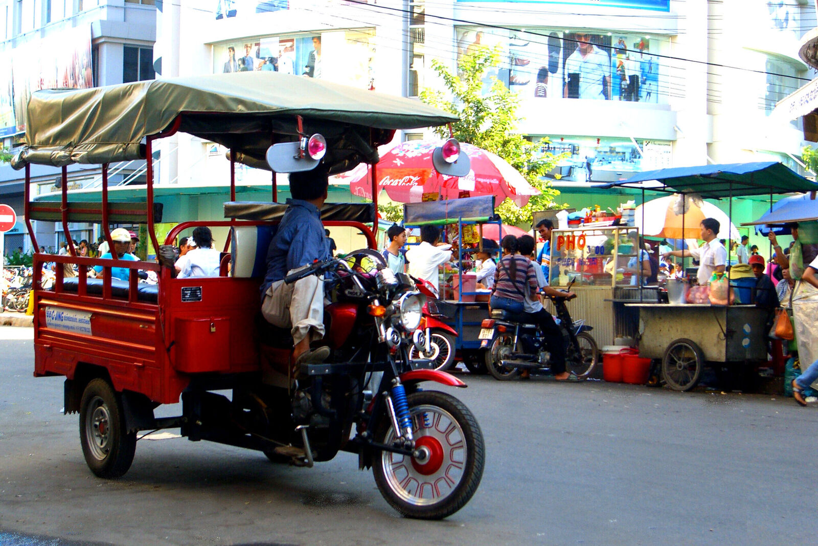 Mare Kambodscha Reisen, Andres Vainumäe, Christine Salten, Asien, Kambodscha, Thailand, Vietnam, Gruppenreisen, Individualreisen, Badeurlaub, Wellnesstempel, Cambodia, Khmer, Angkor Wat, Phnom Penh, Tonle Sap, Siem Reap, Sihanoukville, Battambang, Wat Ek Phnom, Tempelberg Wat Phnom, Unabhaenigkeitsdenkmal, Apsaratänze, tropische Strände, Elefantenausritt, Schnorcheln, Tuk-Tuk fahren, Rikscha fahren, fritierte Höhlenspinnen, Würgefeige, Reisfelder, Ananasplantage, schwimmende Dörfer, Flusskreuzfahrt, Bambusbahn, Wasserfest, Tempelruinen, Stupas, Udong, Dschungel, Canadia-Tower, Buddhas